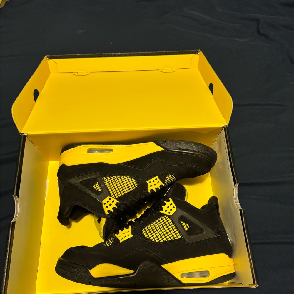 Air Jordan 4 Retro Thunder Black Yellow size 9.5